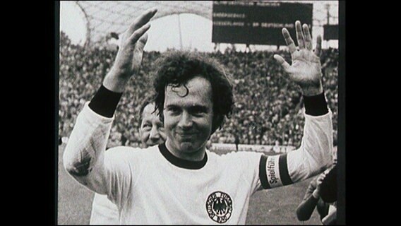 Franz Beckenbauer im Fußballtrikot (Archivbild)  