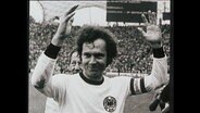 Franz Beckenbauer im Fußballtrikot (Archivbild)  