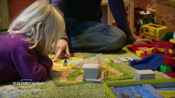 Ein Kind spielt mit Spielzeug  