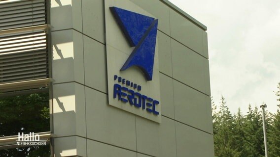 Das Firmenlogo von Premium Aerotec an einem Betriebsgebäude.  