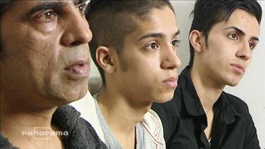 Eine afghanische Familie die in Deutschland lebnt wird interviewt  