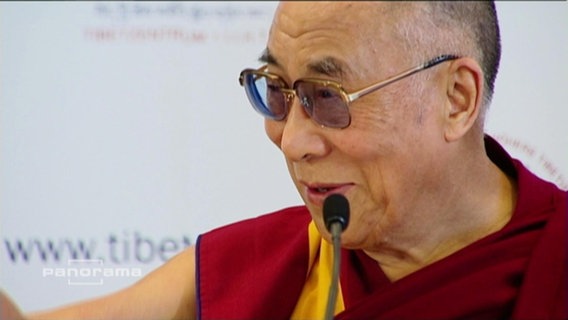 Nahaufnahme des Dalai Lama während einer Pressekonferenz  