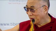 Nahaufnahme des Dalai Lama während einer Pressekonferenz  