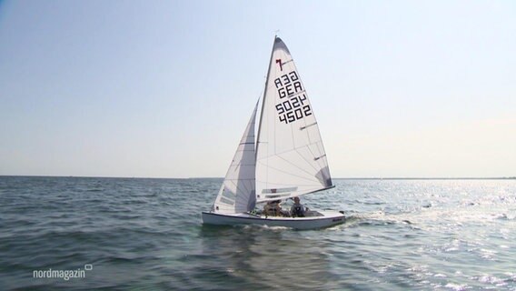 Ein Segelschiff auf dem Wasser während der Warnemünder Woche.  