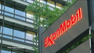 Roter Schriftzug "Exxon Mobil"  