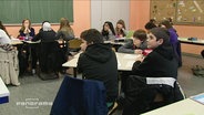 Schülerinnen und Schüler in einem Klassenzimmer  
