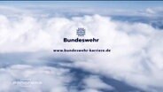 Logo der Bundeswehr vor einem Wolken-Hintergrund  