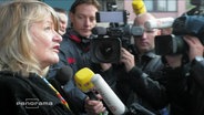 Alice Schwarzer vor Pressevertretern  