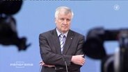 Horst Seehofer vor einer blauen Wand  