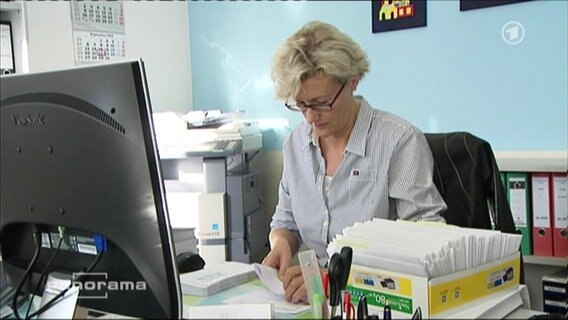 Eine Frau arbeitet am Schreibtisch  
