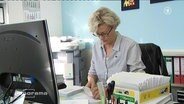Eine Frau arbeitet am Schreibtisch  