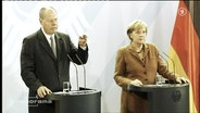 Peer Steinbrück und Angela Merkel am Rednerpult 2010  