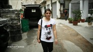 Die 19-jährige Soukaina läuft durch eine Straße in Beirut  
