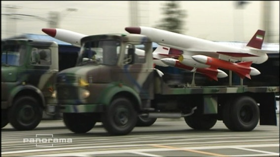 Militärfahrzeuge transportieren Kampfdrohnen  