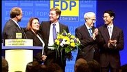 Die FDP feiert ihren Wahlerfrolg 2009 auf einer Bühne  