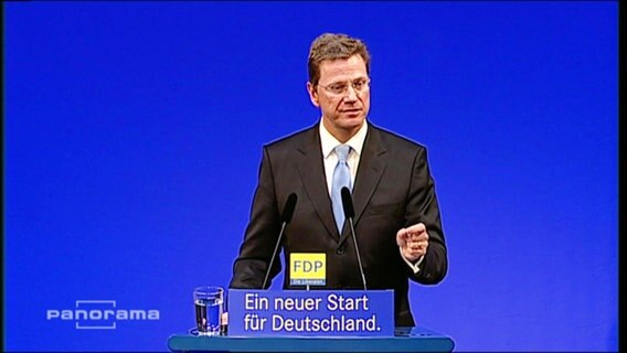 Guido Westerwelle an einem Rednerpult  