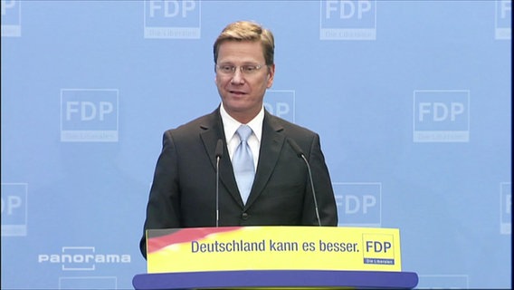 Guido Westerwelle an einem Rednerpult  