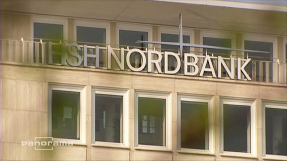 Das Logo der HSH Nordbank an einer Hausfassade  