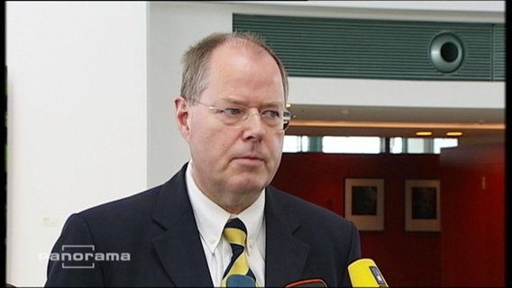 Peer Steinbrück spricht in ein Mikrofon  