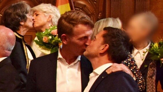Ein Männerpaar und ein Frauenpaar küssen sich  