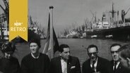 Drei Diplomaten und zwei ihrer Gattinnen sitzen am Heck eines Hafenrundfahrtbootes in Bremen 1963  