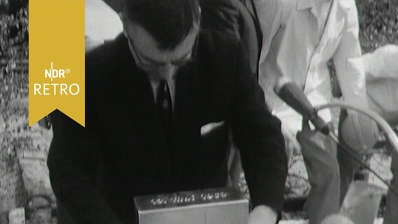 Bundesbahnpräsident Heinz Maria Oftering versenkt einen Grundstein in Oldenburg 1963  