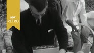 Bundesbahnpräsident Heinz Maria Oftering versenkt einen Grundstein in Oldenburg 1963  