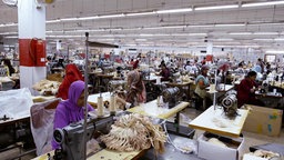 Näherinnen in einer Textilfabrik in Bangladesch  