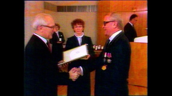 Der Ost-Berliner Anwalt Wolfgang Vogel mit Erich Honecker  