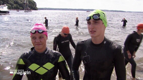 Louisa Obermark und Jules Bohnert stehen im Wasser.  