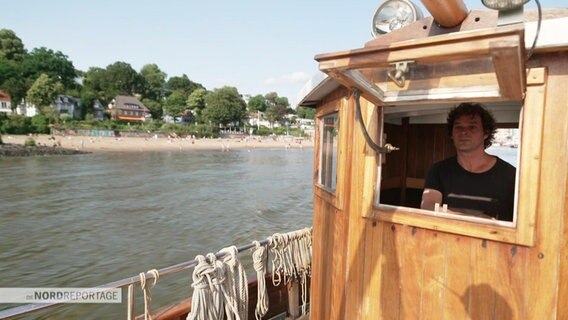 Schiffseigner Henning fährt mit seinem Fischkutter "Silvia" auf der Elbe. © Screenshot 