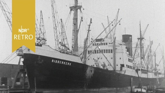 Ein Schiff im Hamburger Hafen 1958  