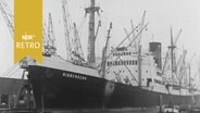 Ein Schiff im Hamburger Hafen 1958  