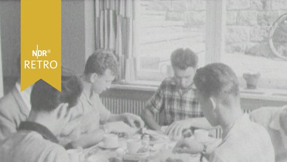 Jugendliche beim gemeinsamen Frühstück in einem Jugenddorf 1958  