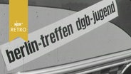 Schild auf der Motorhaube eines Mercedes: "berlin - treffen der dgb-jugend" (1963)  