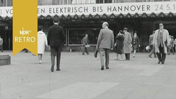 Transparent am Hauptbahnhof Hannover verkündet: "Vom Süden elektrisch bis Hannover" (1963)  