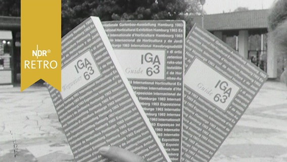 Programmheft der "IGA 1963" in Hamburg wird vor dem Eingang von Planten un Blomen in die Kamera gehalten  