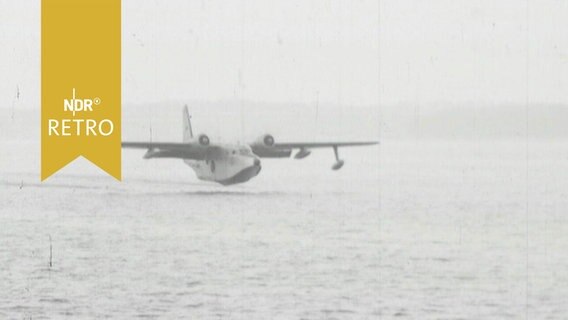 Wasserflugzeug "Albatros" der Bundeswehr beim Landen auf einem Gewässer (1963)  