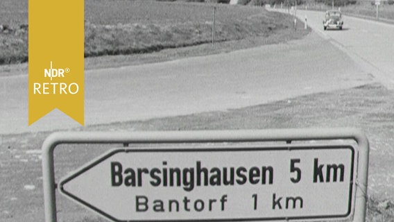 Wegweiser an einer Landstraße: "Barsinghausen 5 km" (1958)  