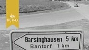 Wegweiser an einer Landstraße: "Barsinghausen 5 km" (1958)  