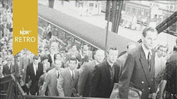 Menschenmassen streben eine Treppe vom S-Bahnsteig im Hamburger Hauptbahnhof hinauf (1959)  