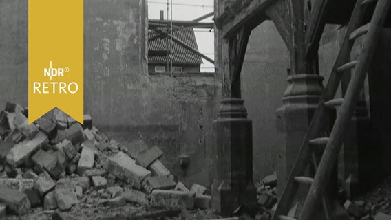 Innenraum der St. Marien-Kirche in Einbek beim Abbruch 1963  