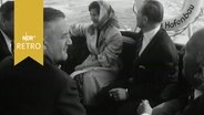 Fünf Männer und eine Frau auf einer Hafenrundfahrt in Hamburg am Heck eines Bootes (1963)  