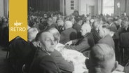 Vollbesetzter Saal einer Bauernversammlung 1963 in Schleswig-Holstein  