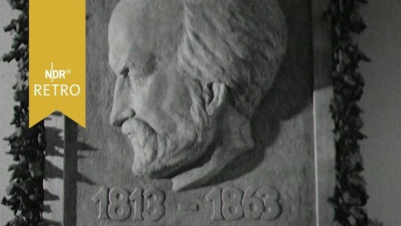 Gedenktafel mit einem Reliefporträt von Friedrich Hebbel (1963)  