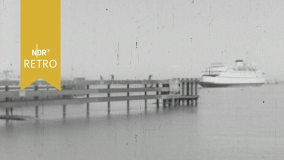 Fähre beim Einlaufen in den Hafen von Puttgarden (1963)  