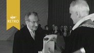 Wilhelm Flitner erhält vom Hamburger Universitätsdirektor Rudolf Sieverts den Hansischen Goethe-Preis 1963  