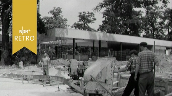 Kipplore im Zoo Hannover bei Bauarbeiten im Einsatz 1963  