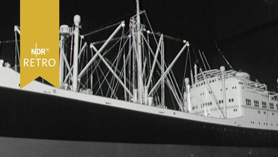 Ein Schiffsmodell in einer Ausstellung in Hamburg 1963  