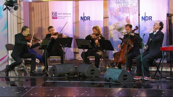 Josh Dolgin und das Kaiser Quartett auf der Bühne © NDR.de 